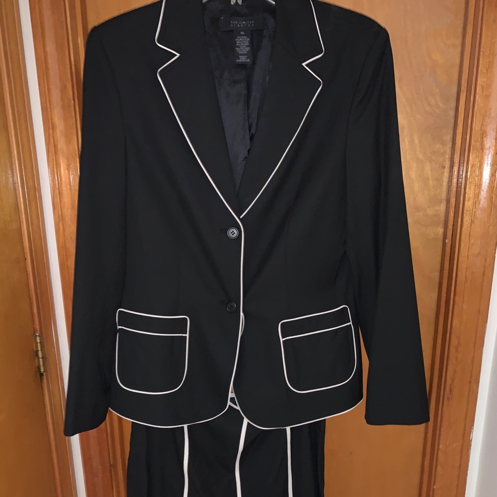 Skirt suit